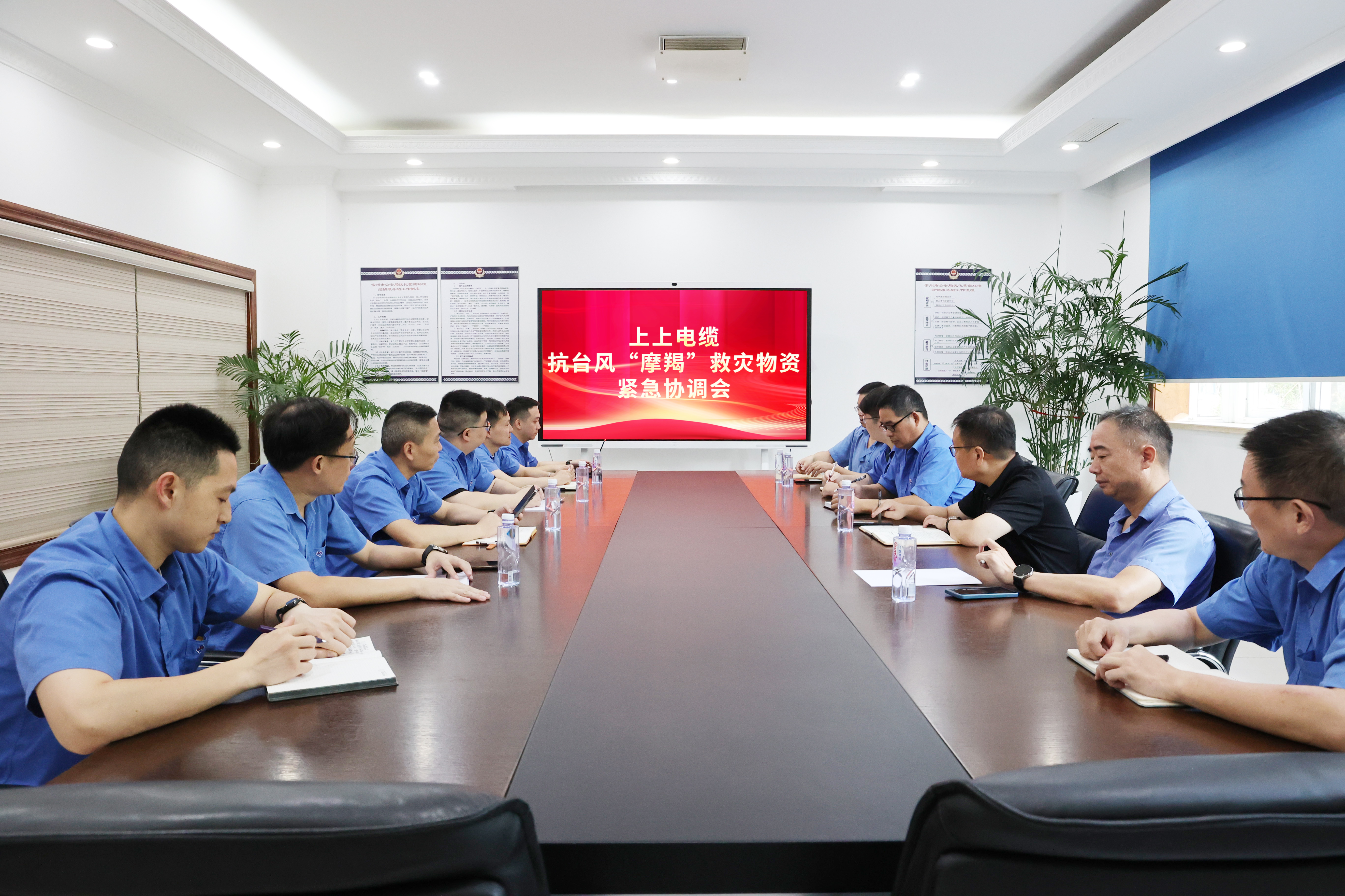 江(jiang)蘇上上電(dian)纜集(ji)團(tuán)電(dian)力(li)物(wù)資(zi)緊急運往海南(nan)